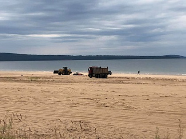 Светлана Петрук приняла участие в уборке побережья Братского моря возле поселка Зяба Братского района